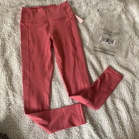 NWT! VS incredible essential legging - Picture 4 of 11